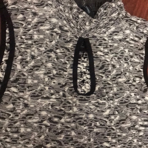 Flattering Marciano top - Picture 4 of 4